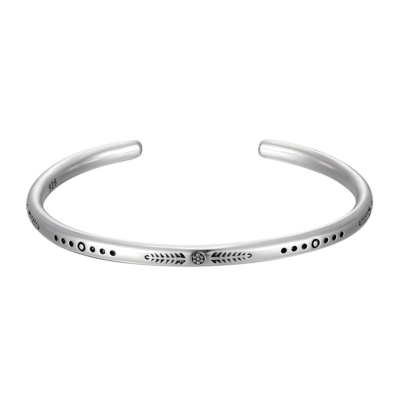 Bracelet jonc ouvert en argent avec motifs gravés, design minimaliste et élégant pour homme.