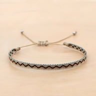 Trio de bracelets tibétains gris et beige en coton, corde ajustable, détails en argent.