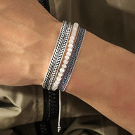 Trio de bracelets tibétains gris avec perles en œil de chat et motifs argentés pour homme.