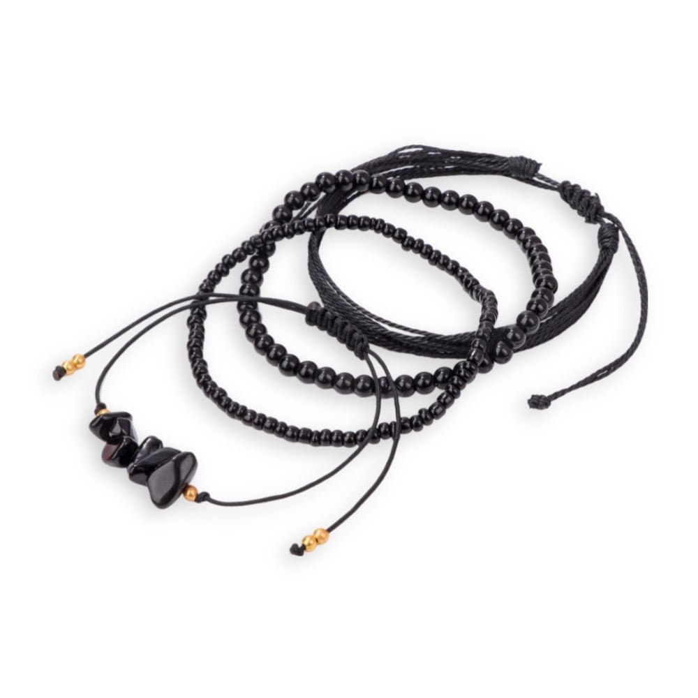 Ensemble de bracelets noirs en pierres naturelles et perles, style tressé avec fermoirs coulissants.