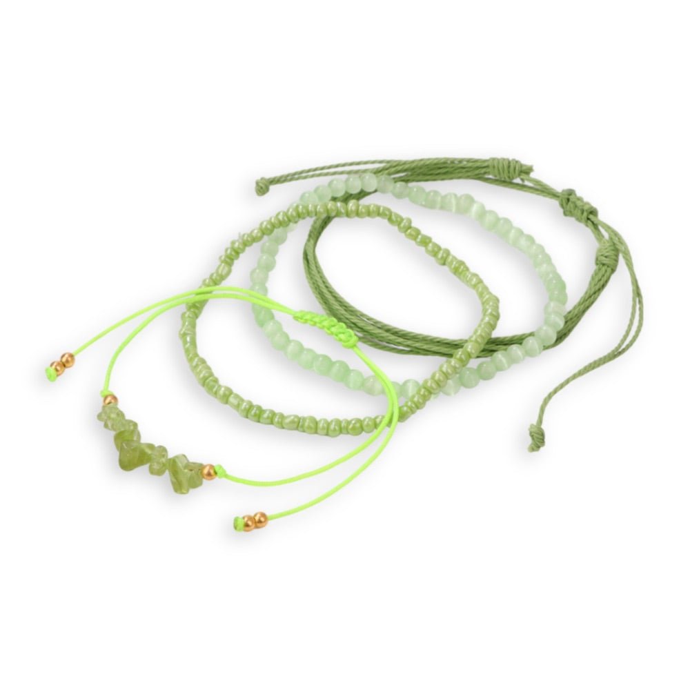 Ensemble de bracelets verts en pierres naturelles avec cordons ajustables et perles dorées.