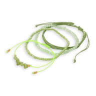 Ensemble de bracelets verts en pierres naturelles avec cordons ajustables et perles dorées.