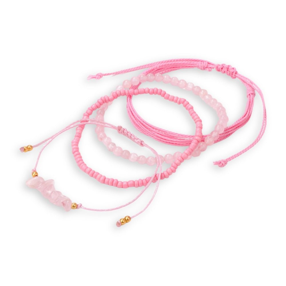Ensemble de bracelets roses en pierres naturelles et perles avec cordons ajustables et détails dorés.