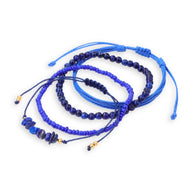 Ensemble de quatre bracelets bleus en pierres naturelles et perles avec fermoirs coulissants.