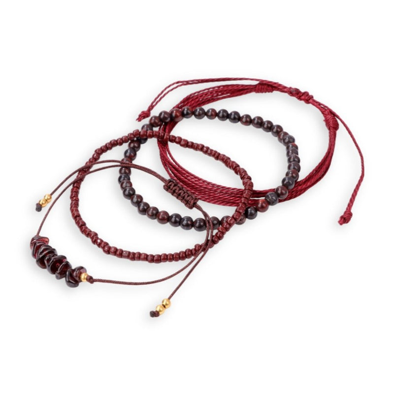 Ensemble de bracelets rouges avec perles en grenat et cordons ajustables en nylon rouge.