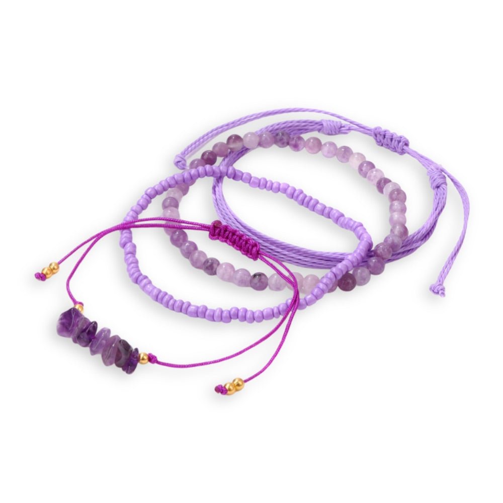 Ensemble de bracelets violets en pierres naturelles d'améthyste et perles, style tressé et ajustable.