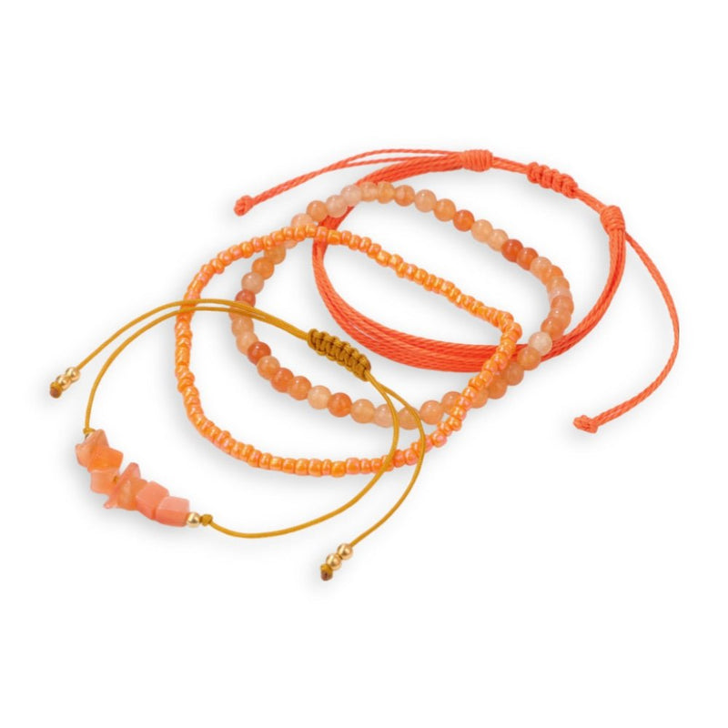 Ensemble de bracelets cornaline en pierres naturelles et cordons orange avec perles dorées ajustables.
