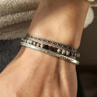 Trio de bracelets tibétains gris en jaspe et argent avec motifs gravés pour homme.