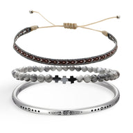 Trio de bracelets gris, cuir tressé, perles de jaspe avec croix noire, jonc argenté gravé.