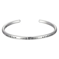 Bracelet manchette tibétain en argent gris avec gravures et motifs ronds noirs.