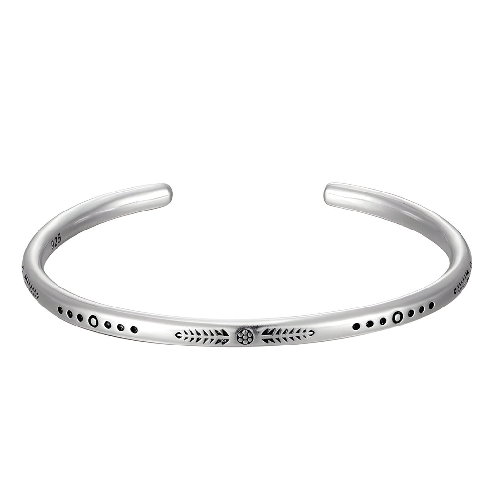 Bracelet tibétain en argent brossé avec gravures fines et motif central orné de lapis lazuli.