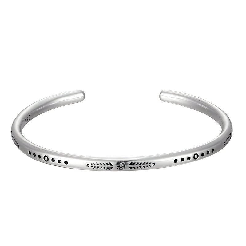 Bracelet tibétain en argent brossé avec gravures fines et motif central orné de lapis lazuli.