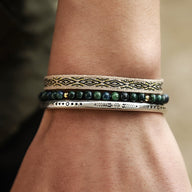 Trio de bracelets hommes avec perles de lapis lazuli, tissage beige et argent gravé.