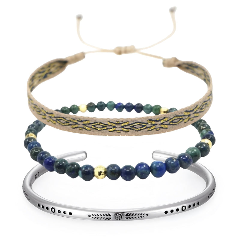 Trio de bracelets pour homme, lacets beige tressés, perles lapis lazuli bleues, et bracelet argenté gravé.