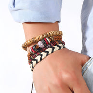 Quatre bracelets multicolores en bois, corde et tissu tressé, style boho chic.