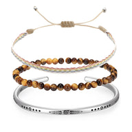 Trio de bracelets homme marron, perles œil de tigre, cordon tressé multicolore et jonc argent gravé.