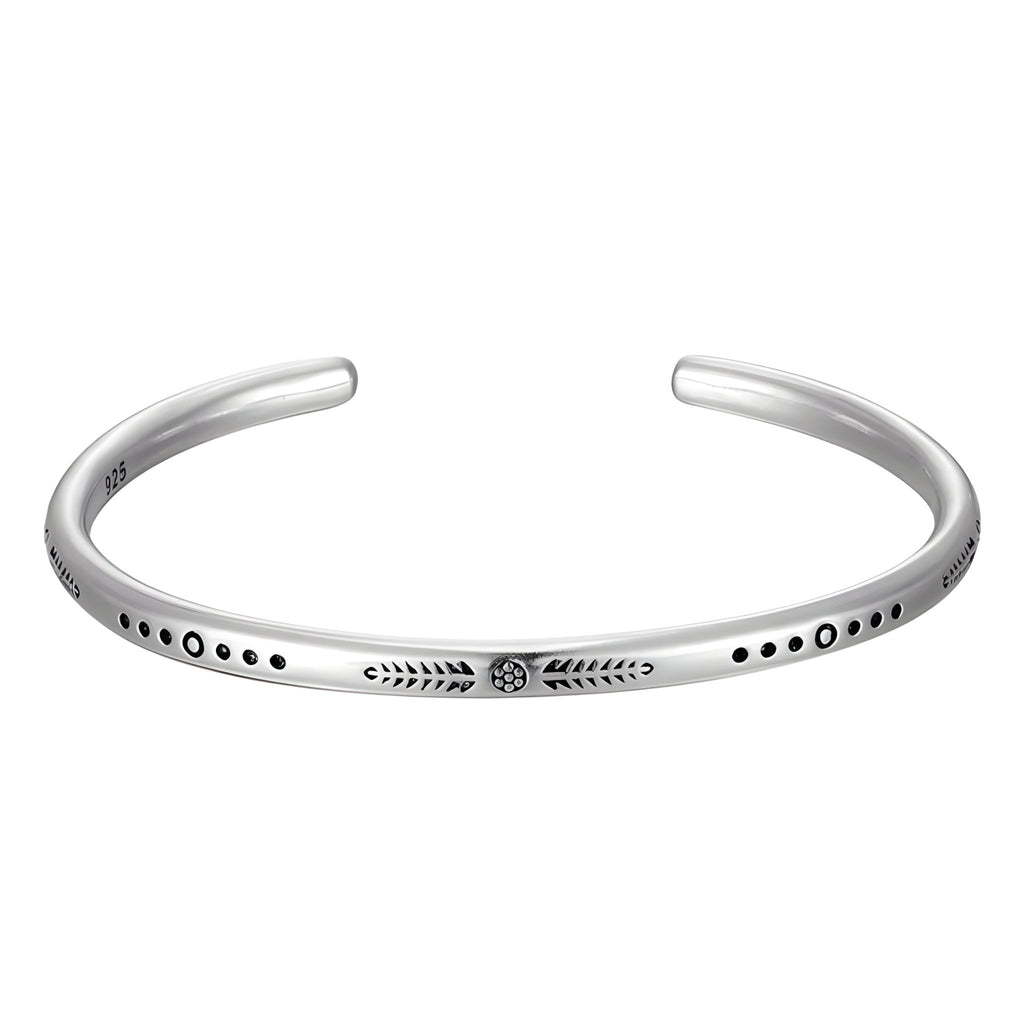 Bracelet jonc en argent pour homme avec motifs gravés et symboles tibétains.