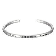 Bracelet jonc en argent pour homme avec motifs gravés et symboles tibétains.