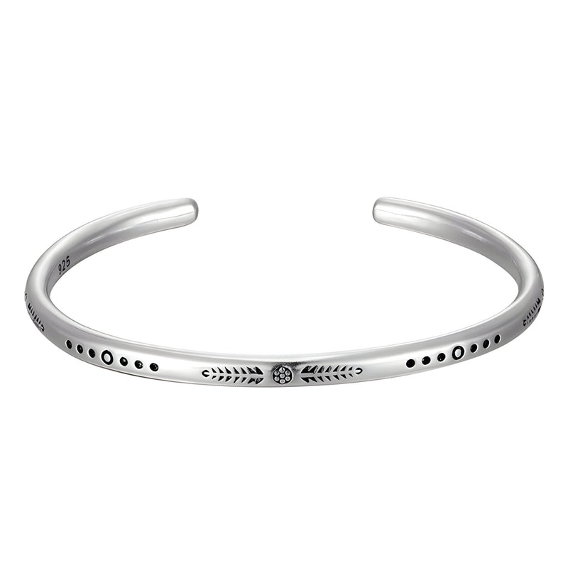 Bracelet jonc en argent pour homme avec motifs gravés et symboles tibétains.