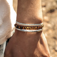 Trio de bracelets tibétains pour homme, avec perles œil de tigre marron, lanières en cuir et bracelet argent gravé Rico.