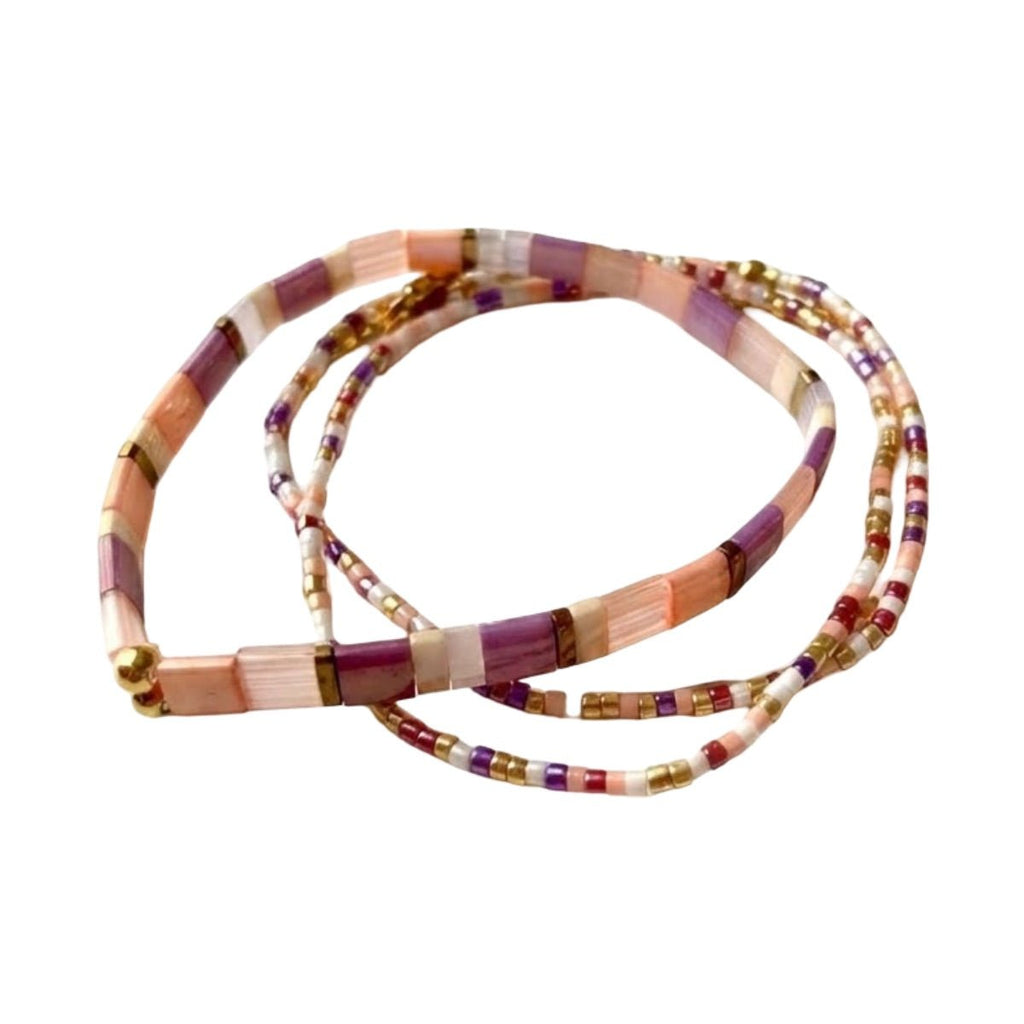 Bracelet triple tour perles japonaises multicolores rose, violet et doré, style bohème chic.