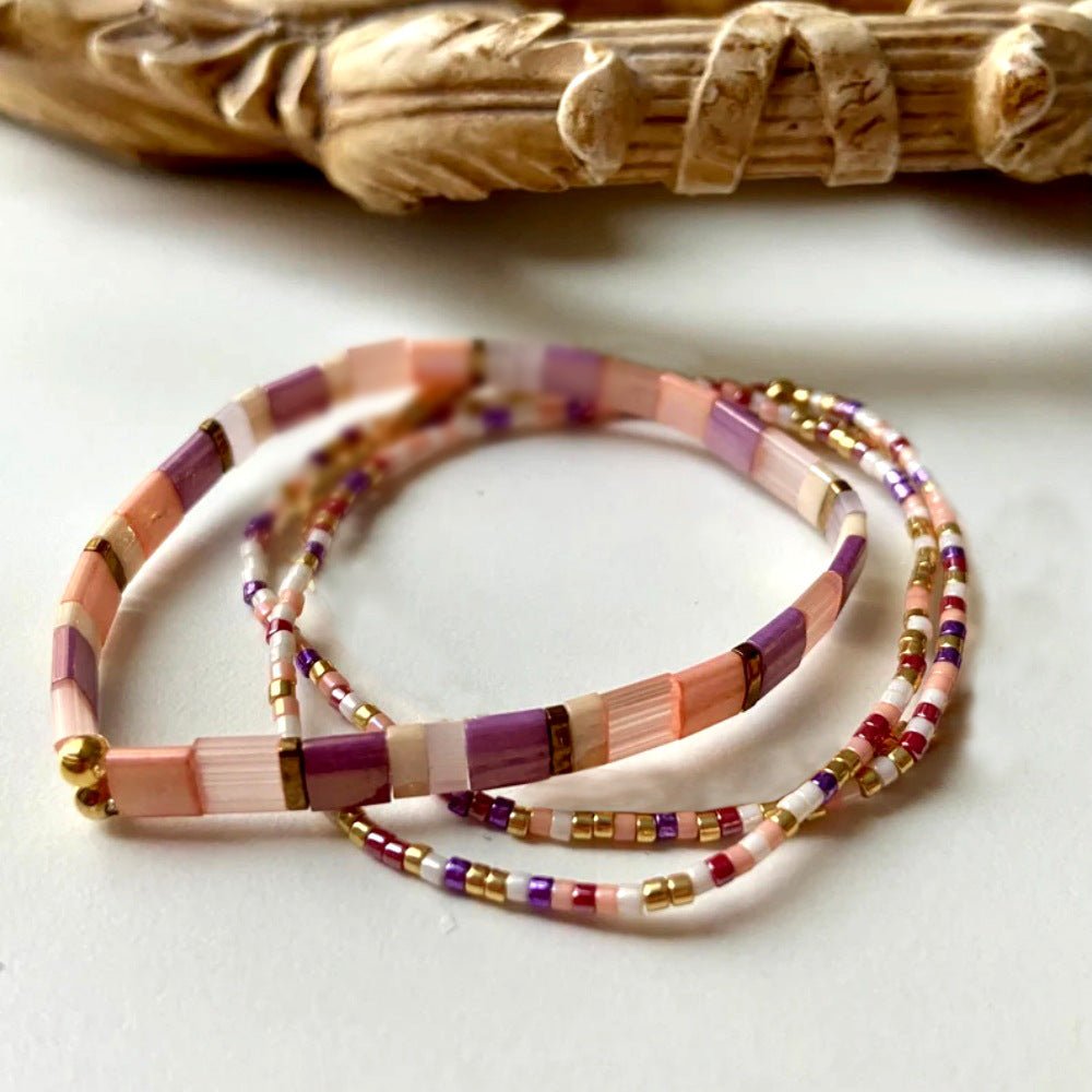 Ensemble de bracelets bohème chic en perles du Japon multicolores rose, violet et doré, fines et flexibles.