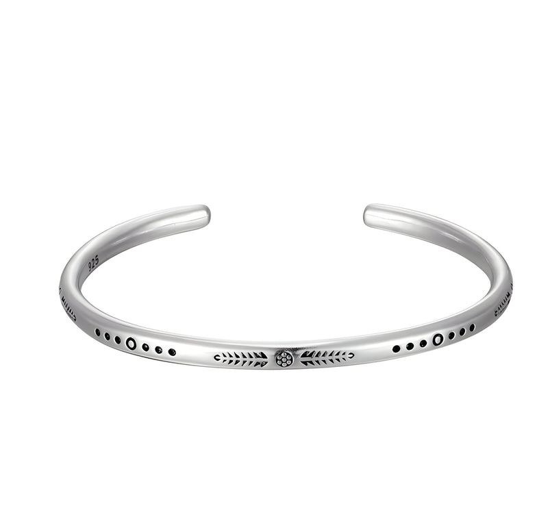 Bracelet tibétain en argent avec gravures fines et détails noirs pour homme, style minimaliste.