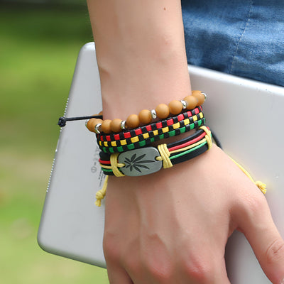 Ensemble de 3 bracelets multicolores pour homme avec perles en bois, motifs jamaïcains, cordons tressés et plaque métal.