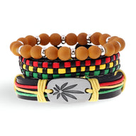 Ensemble de 3 bracelets homme style jamaïcain, billes en bois marron, tissés multicolores rouge, jaune et vert, détail.
