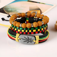 Ensemble de 3 bracelets homme multicolores style jamaïcain avec perles bois et détail feuille gravée sur métal gris.