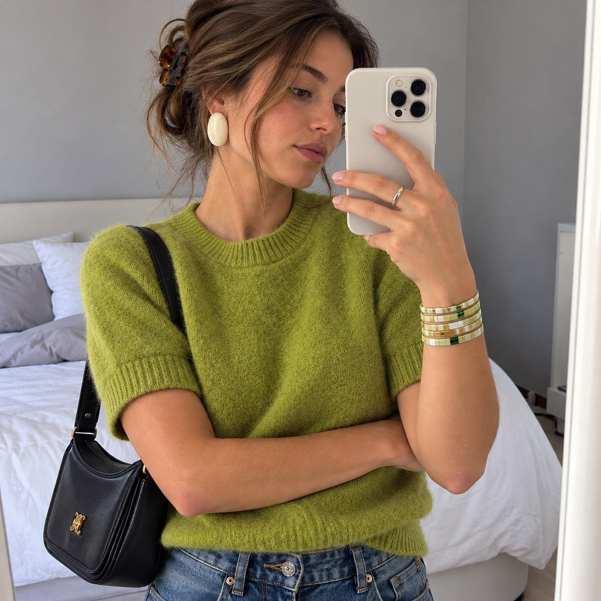 Ensemble de cinq bracelets élastiques en perles du Japon Tila, vert céladon, blanc lumineux, détails dorés, modèle Piya
