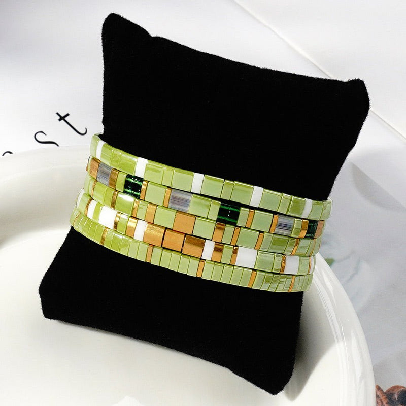 Ensemble de cinq bracelets élastiques en perles du Japon Tila, vert céladon, blanc lumineux, détails dorés, modèle Piya