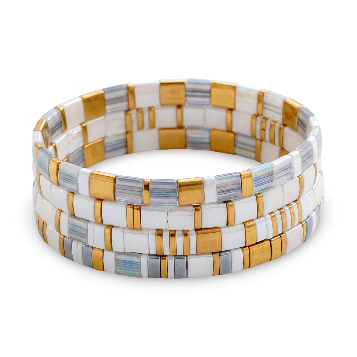 Ensemble de quatre bracelets élastiques en perles du Japon Tila, blanc lumineux, reflets irisés et détails dorés, modèle Atzuki