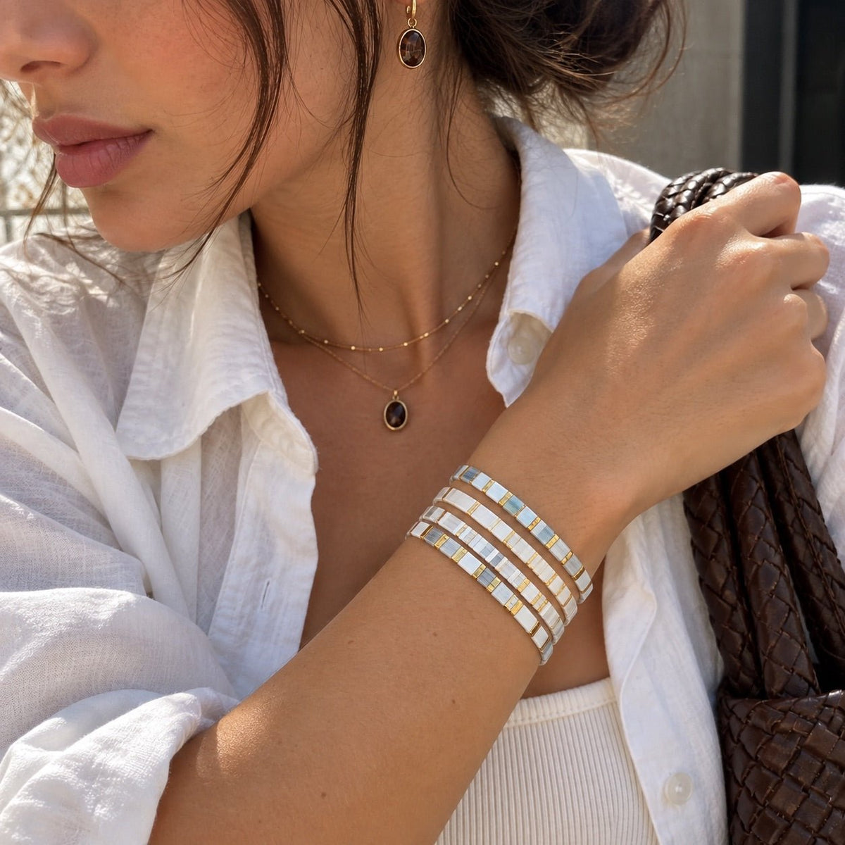 Ensemble de quatre bracelets élastiques en perles du Japon Tila, blanc lumineux, reflets irisés et détails dorés, modèle Atzuki