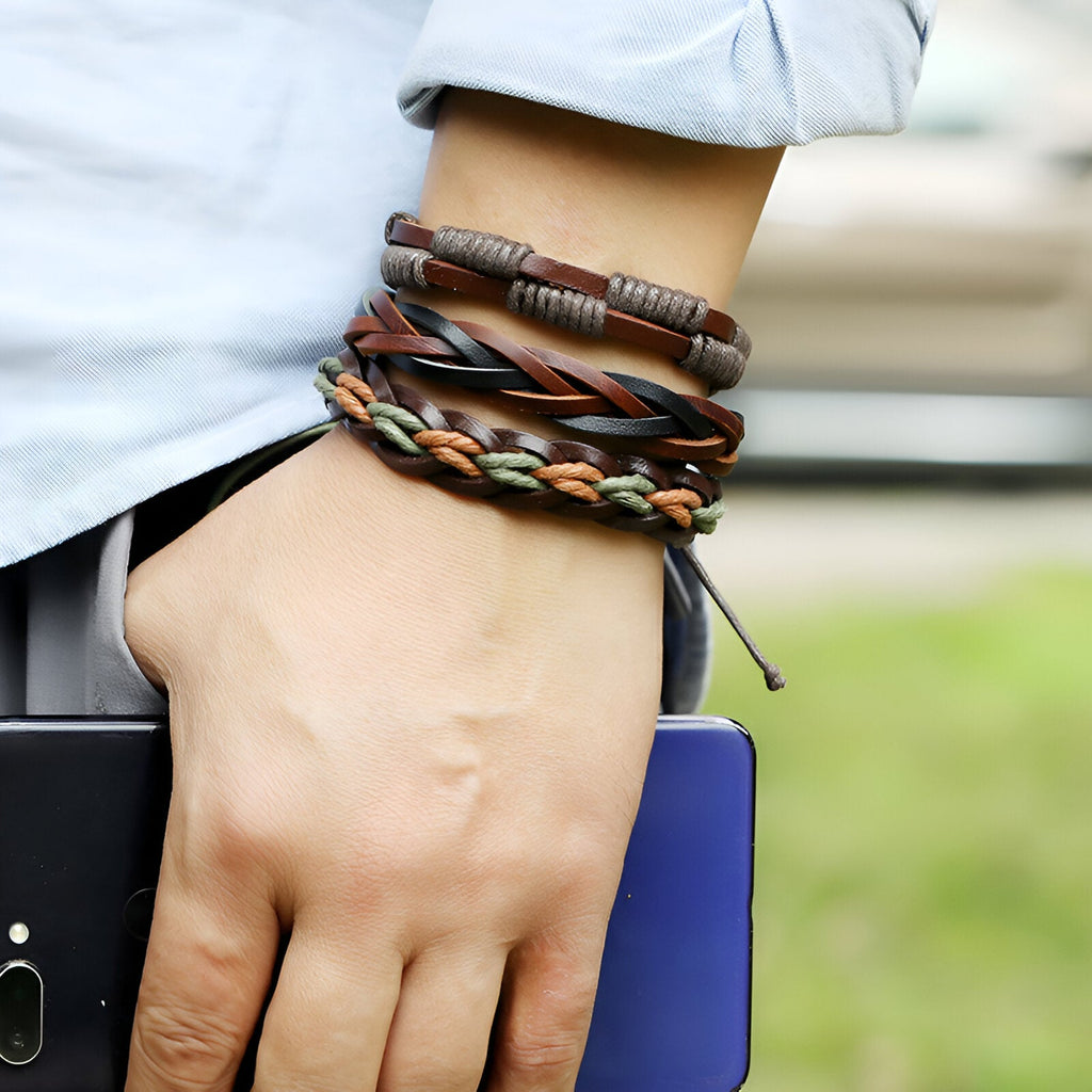 Ensemble de 6 bracelets en cuir marron, incluant cordons tressés et perles, style homme moderne.