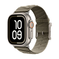 Montre Apple avec boîtier argenté, bracelet tressé vert kaki respirant et boucle métal robuste.