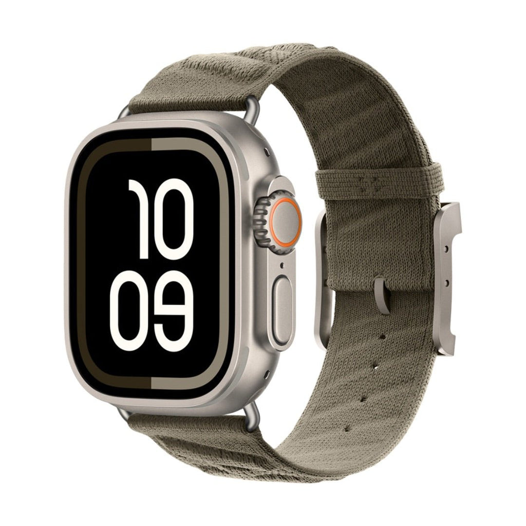 Montre Apple avec boîtier argenté, bracelet tressé vert kaki respirant et boucle métal robuste.