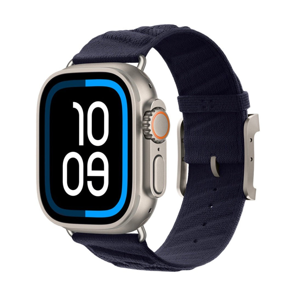 Montre Apple avec boîtier argenté et bracelet bleu marine en tressage respirant à boucle métal élégante.