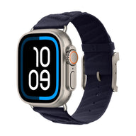Montre Apple avec boîtier argenté et bracelet bleu marine en tressage respirant à boucle métal élégante.