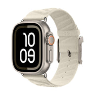 Apple Watch avec bracelet tressé beige clair, boucle métal argenté, style chic et respirant.