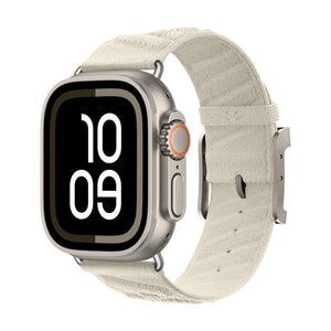 Apple Watch avec bracelet tressé beige clair, boucle métal argenté, style chic et respirant.