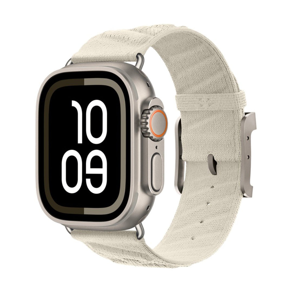 Apple Watch avec bracelet tressé beige clair, boucle métal argenté, style chic et respirant.
