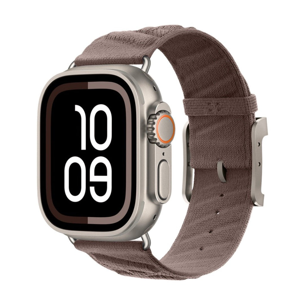 Montre Apple avec bracelet en tissu tressé marron, boucle métallique argentée, design épuré et respirant.