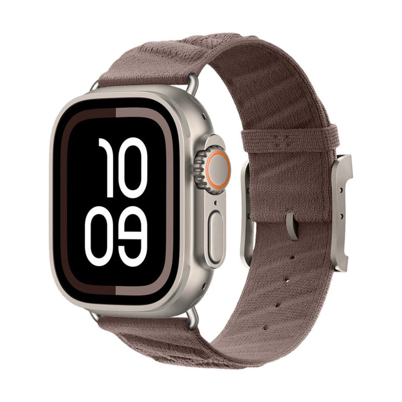 Montre Apple avec bracelet en tissu tressé marron, boucle métallique argentée, design épuré et respirant.