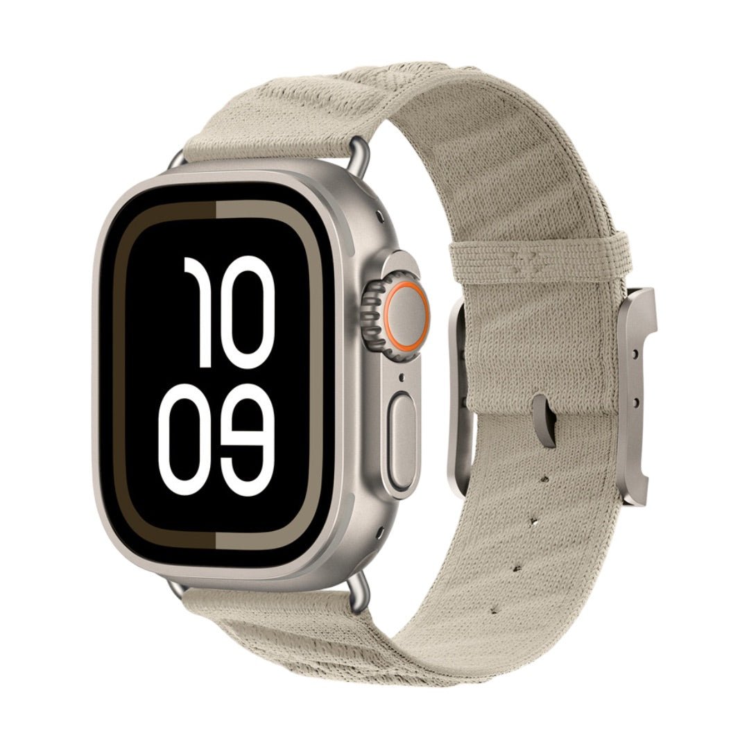Apple Watch argent avec bracelet beige tressé en tissu respirant à boucle métallique.