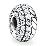 Espaceur rond en argent orné de rangées de cristaux brillants et détails gravés en relief.