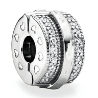 Espaceur pour charm en argent avec rangées de petits cristaux et cœurs gravés sur les côtés.