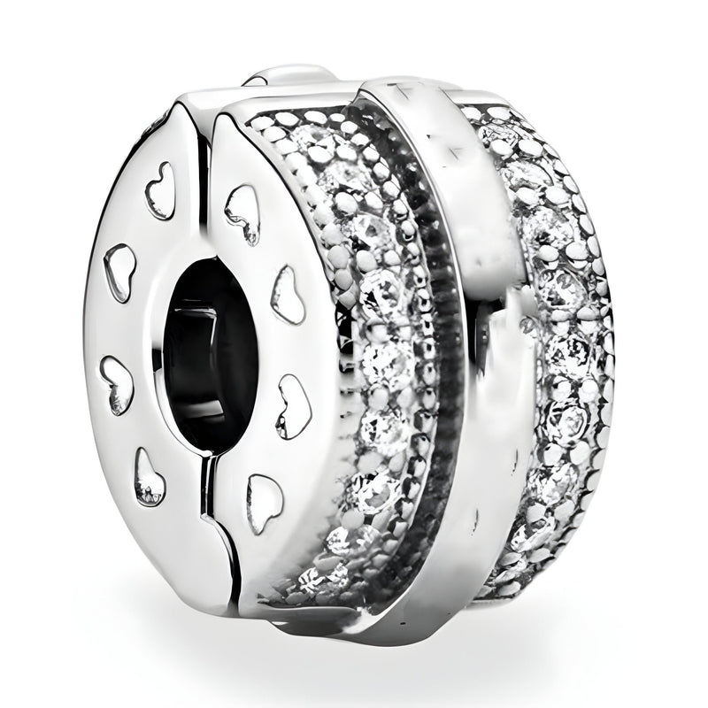 Espaceur pour charm en argent avec rangées de petits cristaux et cœurs gravés sur les côtés.