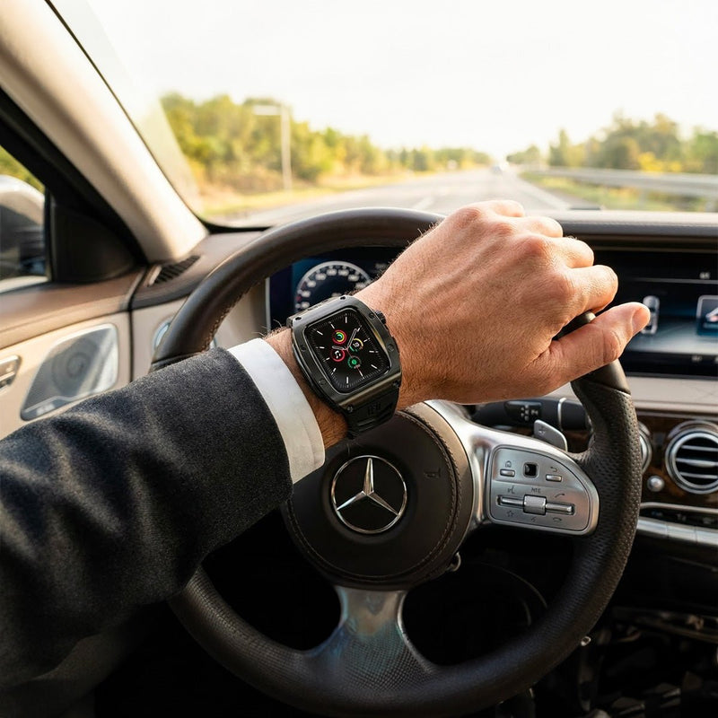 Étui de protection noir mat avec bracelet silicone noir pour Apple Watch au style moderne et masculin.