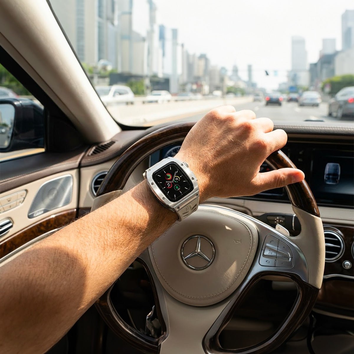 Étui de protection renforcé blanc avec bracelet silicone noir pour Apple Watch, style moderne et robuste.